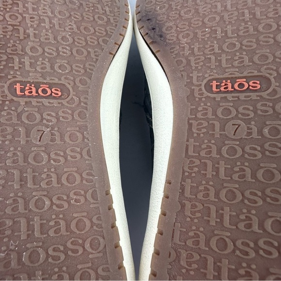 Taos Court Shoes 7 Gray Leather Perforated Slip On Womens Comfort - Picture 10 of 11